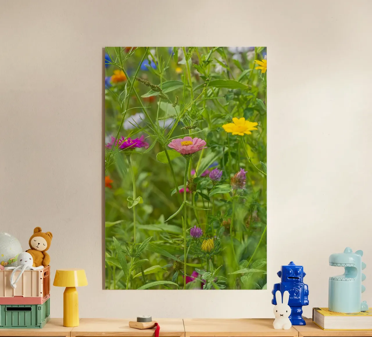 Blos in bloei: Roze Zinnia tussen wilde bloemen acryl van Curious Collections by Marielle Leenders