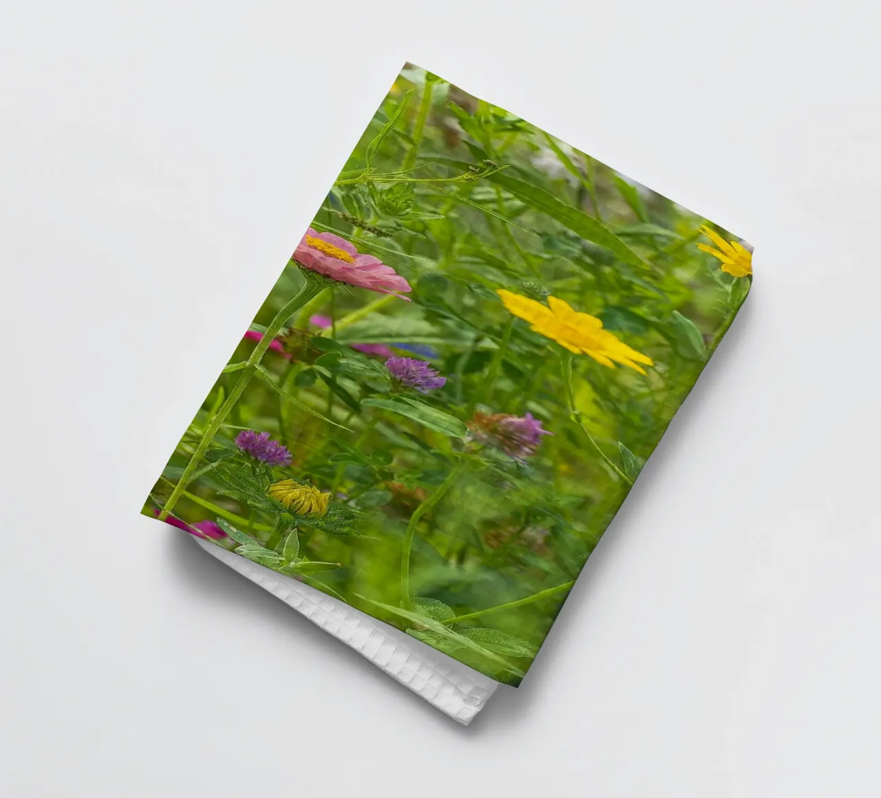 Fiori in fiore: Zinnia rosa tra i fiori di campo canovaccio da cucina da Curious Collections by Marielle Leenders
