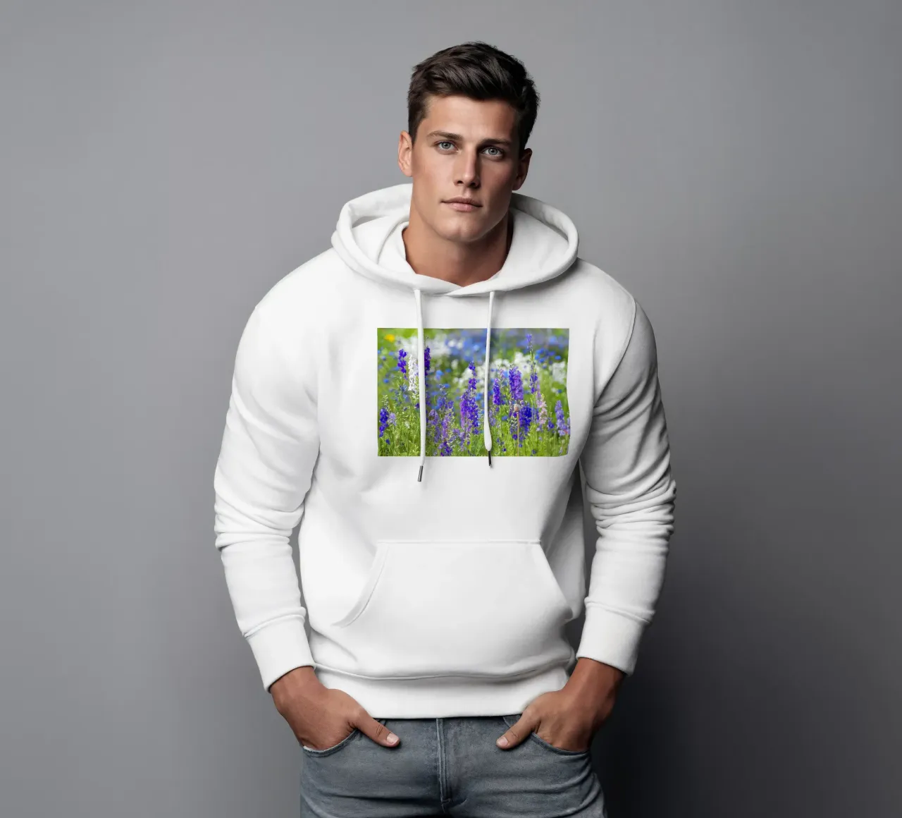 Un mare di serenità: Campo di delphinium viola felpa con cappuccio da Curious Collections by Marielle Leenders