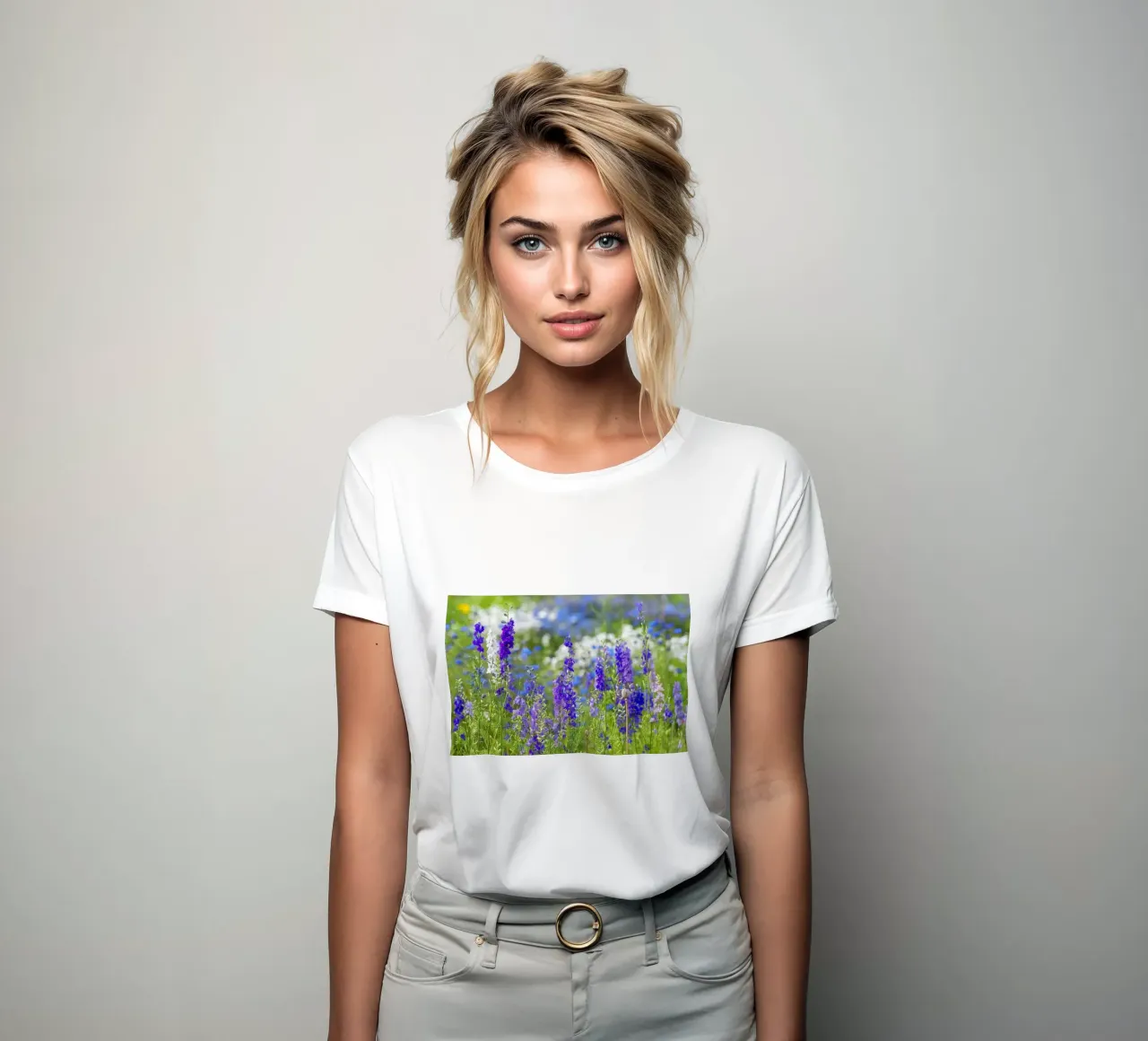 Un mare di serenità: Campo di delphinium viola t-shirt da donna da Curious Collections by Marielle Leenders