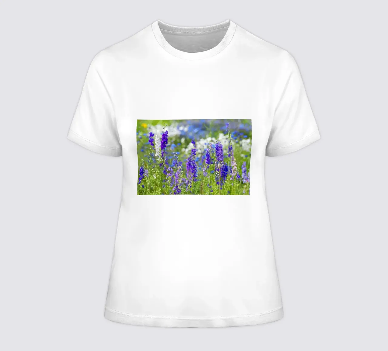 Un mare di serenità: Campo di delphinium viola t-shirt da donna da Curious Collections by Marielle Leenders