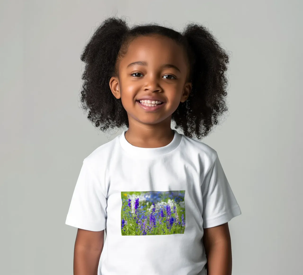 Un mare di serenità: Campo di delphinium viola t-shirt bambini da Curious Collections by Marielle Leenders