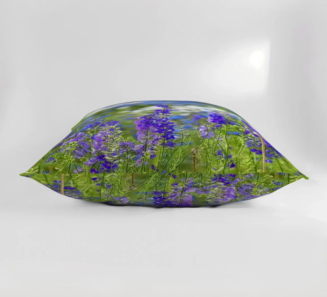 Un mare di serenità: Campo di delphinium viola cuscino da Curious Collections by Marielle Leenders