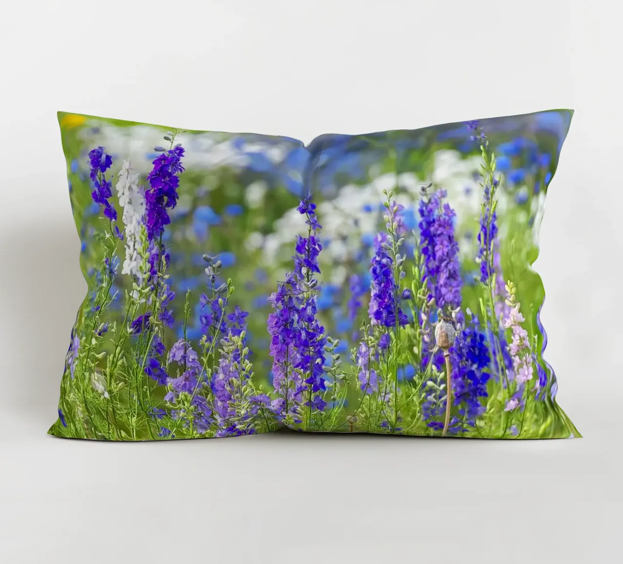 Un mare di serenità: Campo di delphinium viola cuscino da Curious Collections by Marielle Leenders