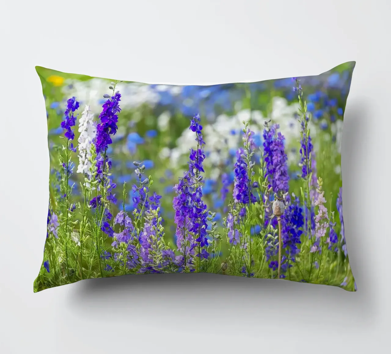 Un mare di serenità: Campo di delphinium viola cuscino da Curious Collections by Marielle Leenders