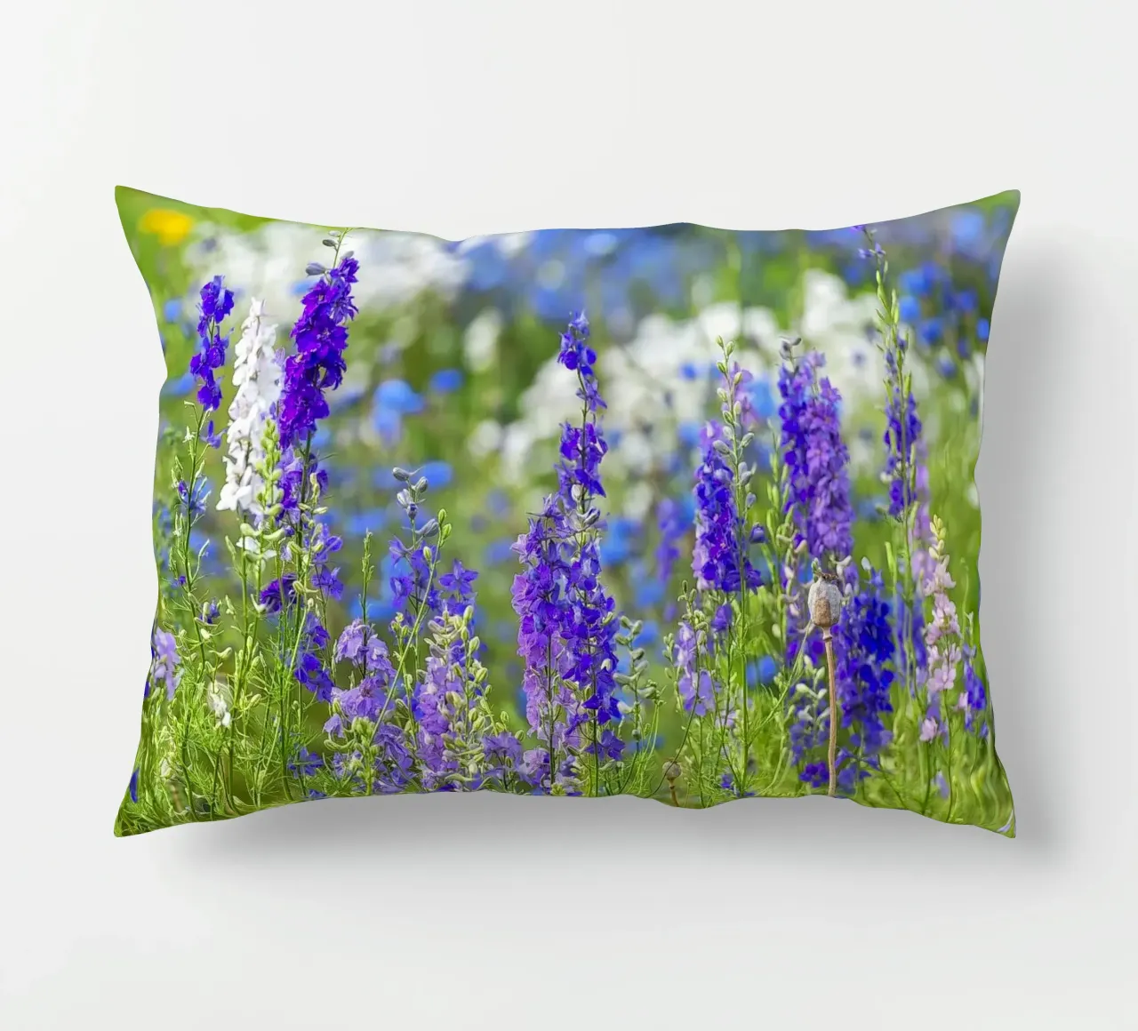 Un mare di serenità: Campo di delphinium viola cuscino da Curious Collections by Marielle Leenders