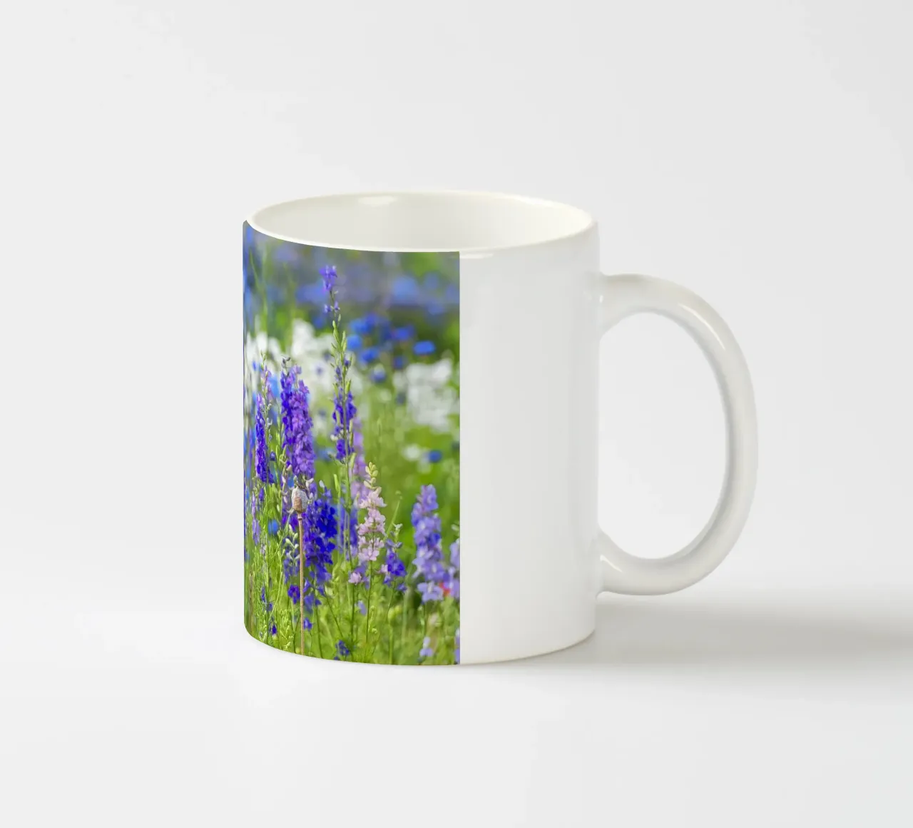 Un mare di serenità: Campo di delphinium viola tazza in ceramica da Curious Collections by Marielle Leenders