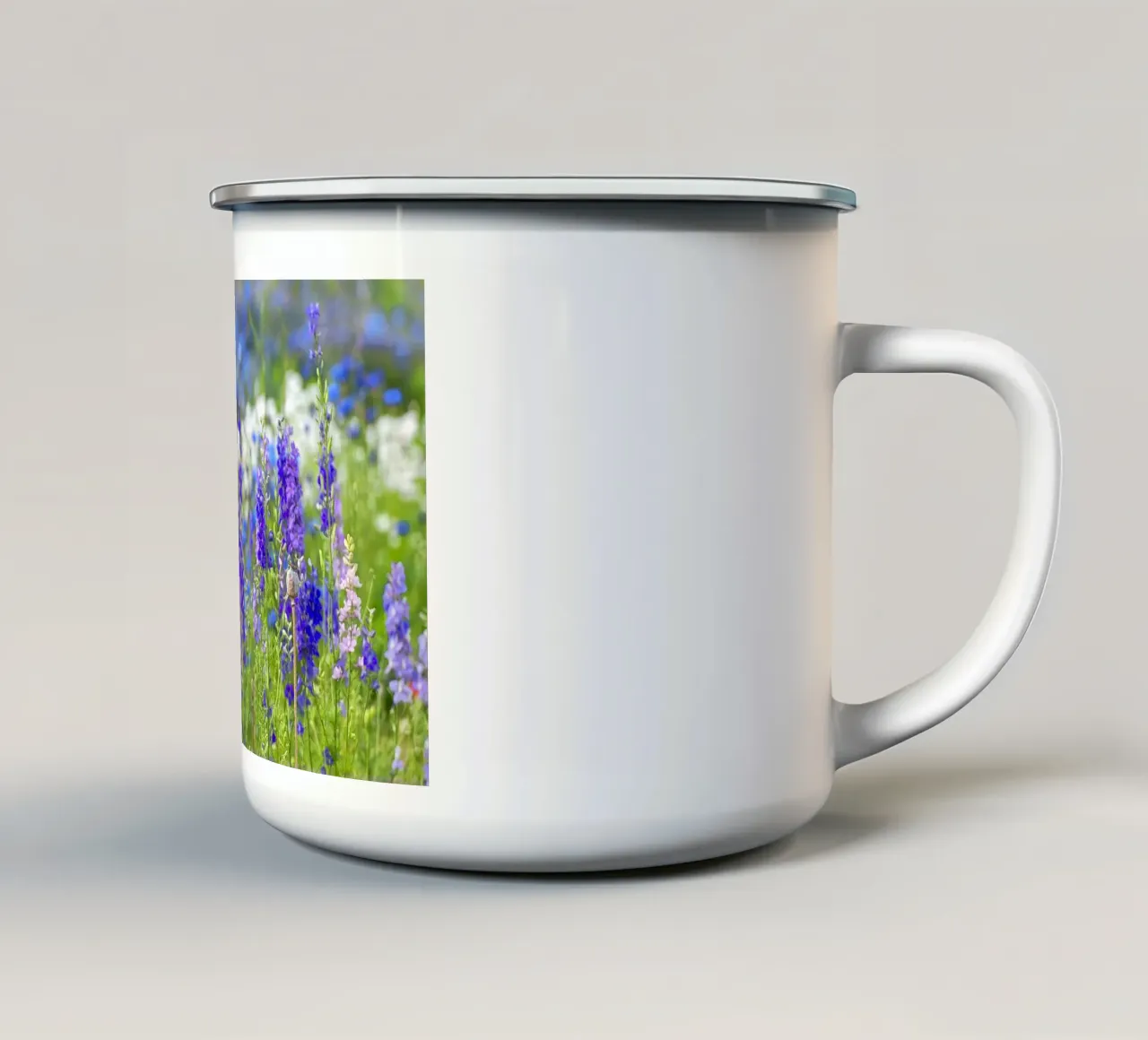 Un mare di serenità: Campo di delphinium viola tazza in smalto da Curious Collections by Marielle Leenders