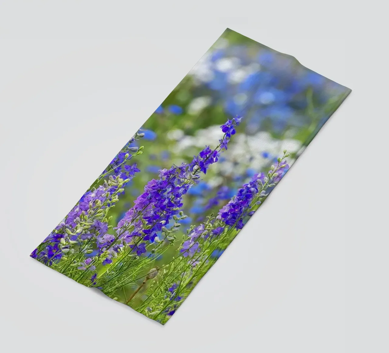 Un mare di serenità: Campo di delphinium viola telo mare da Curious Collections by Marielle Leenders