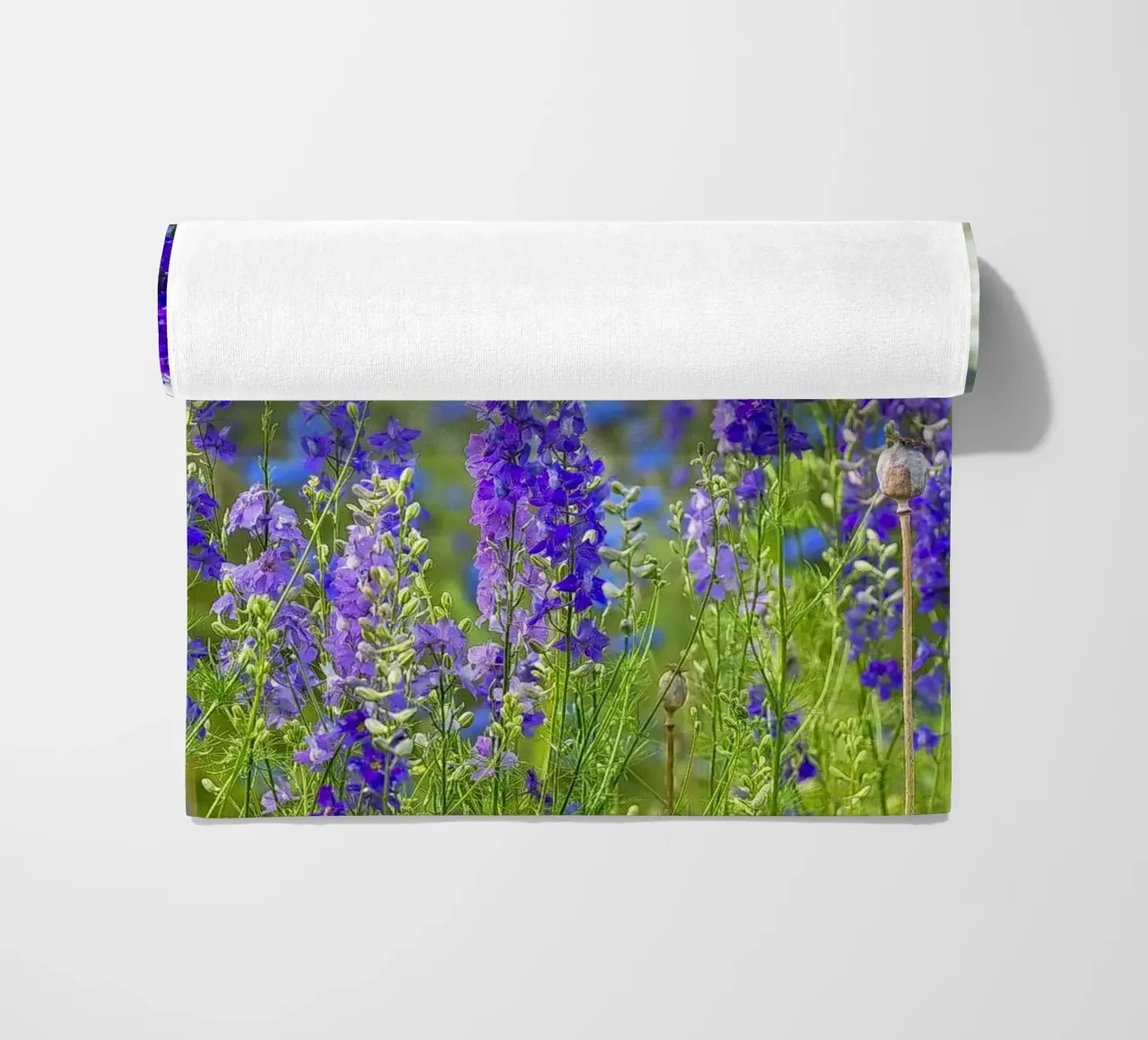 Un mare di serenità: Campo di delphinium viola telo mare da Curious Collections by Marielle Leenders
