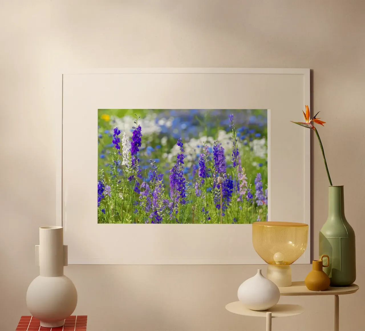 Un mare di serenità: Campo di delphinium viola poster con telaio in legno da Curious Collections by Marielle Leenders