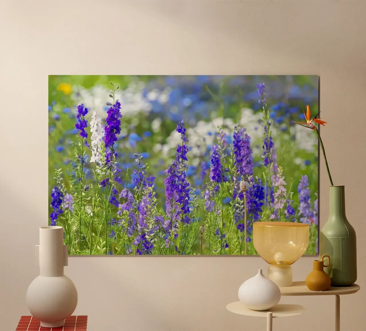 Un mare di serenità: Campo di delphinium viola poster con telaio in legno da Curious Collections by Marielle Leenders