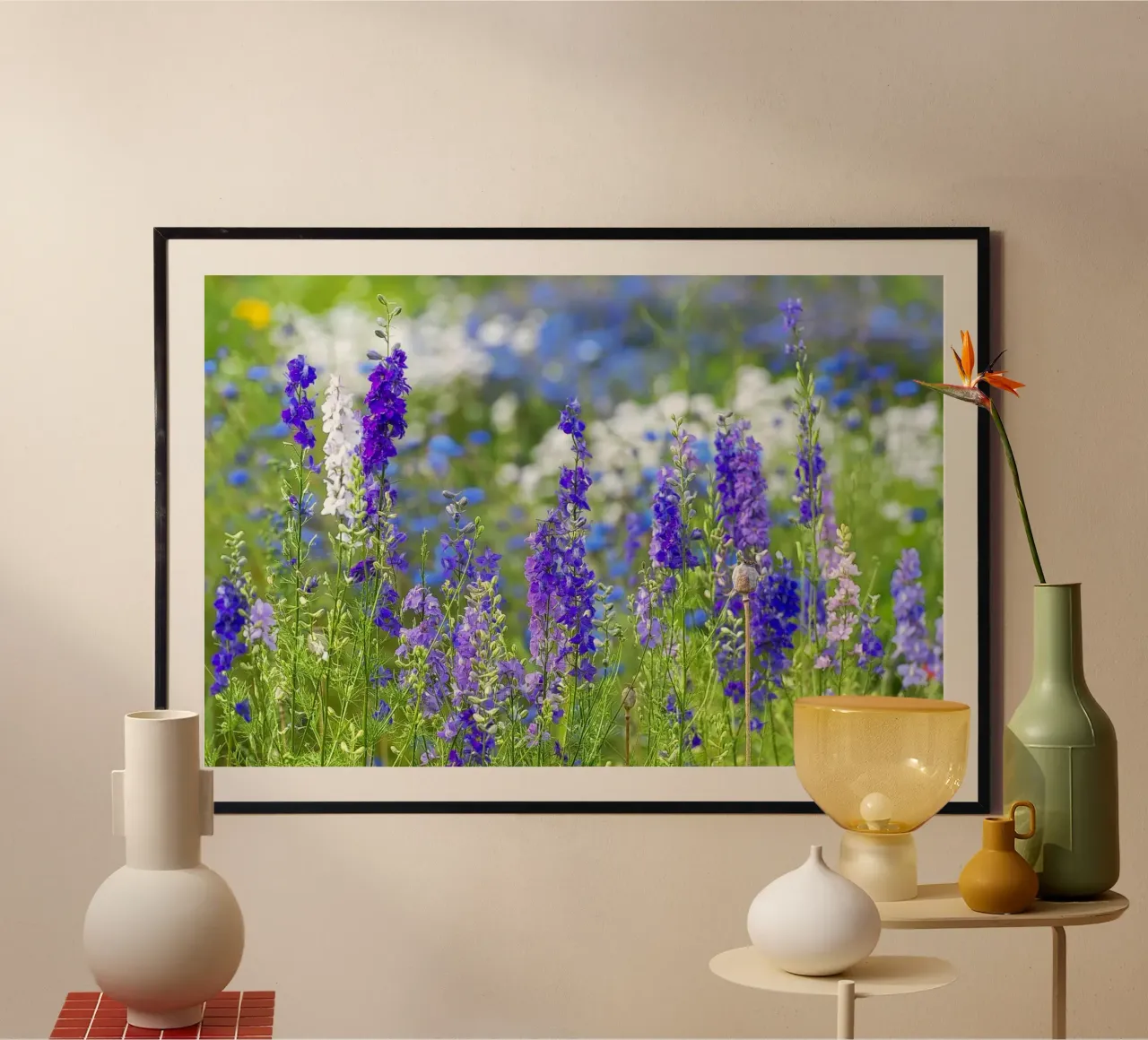 Un mare di serenità: Campo di delphinium viola poster con telaio in legno da Curious Collections by Marielle Leenders