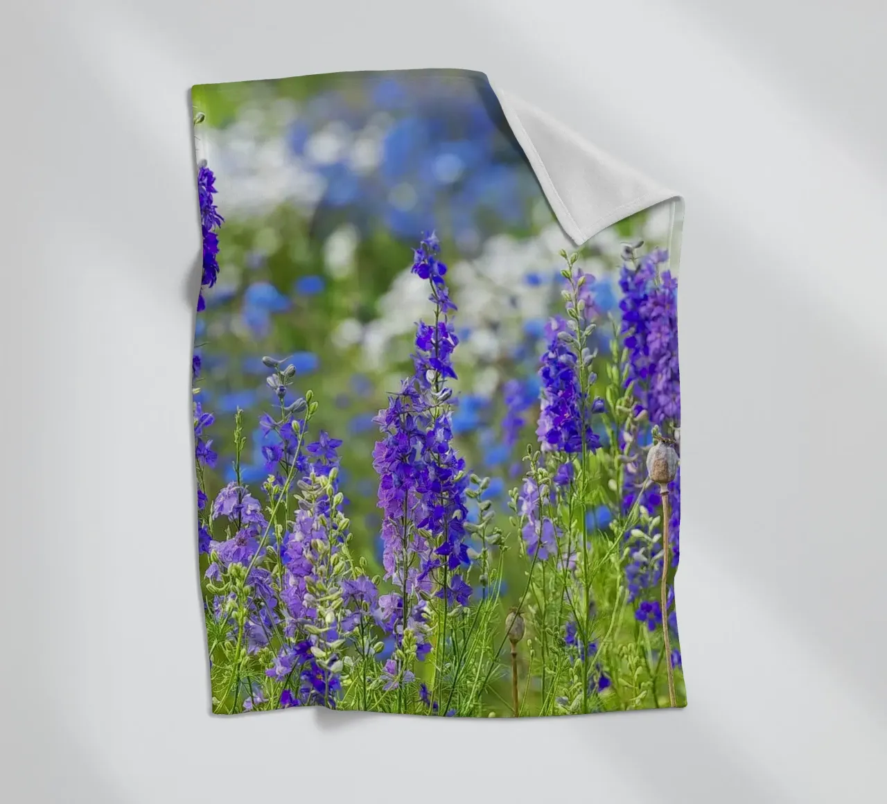 Un mare di serenità: Campo di delphinium viola coperta in pile da Curious Collections by Marielle Leenders
