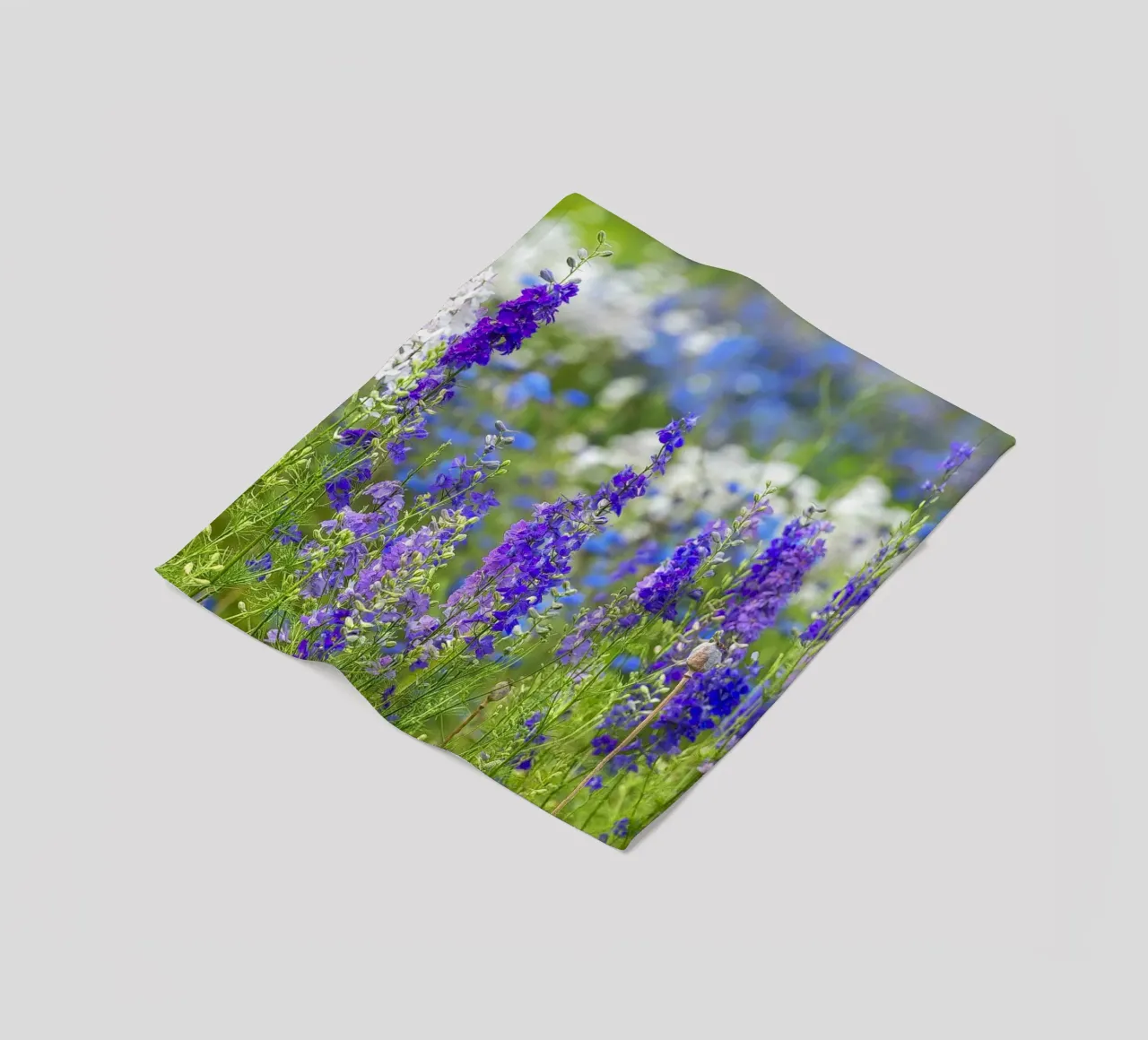 Un mare di serenità: Campo di delphinium viola coperta in pile da Curious Collections by Marielle Leenders