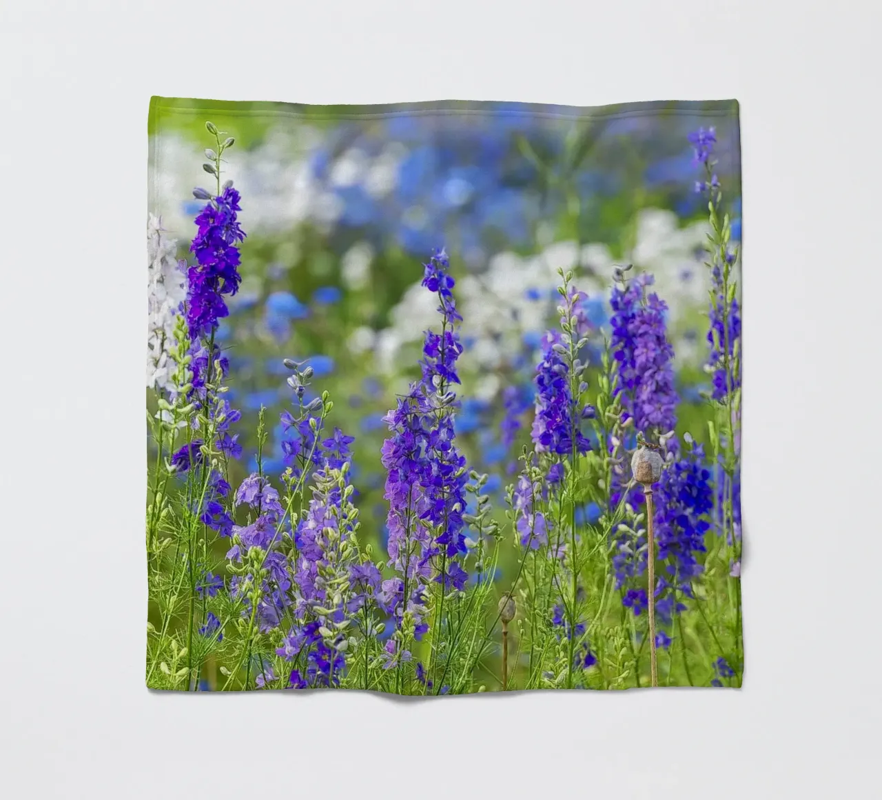 Un mare di serenità: Campo di delphinium viola coperta in pile da Curious Collections by Marielle Leenders