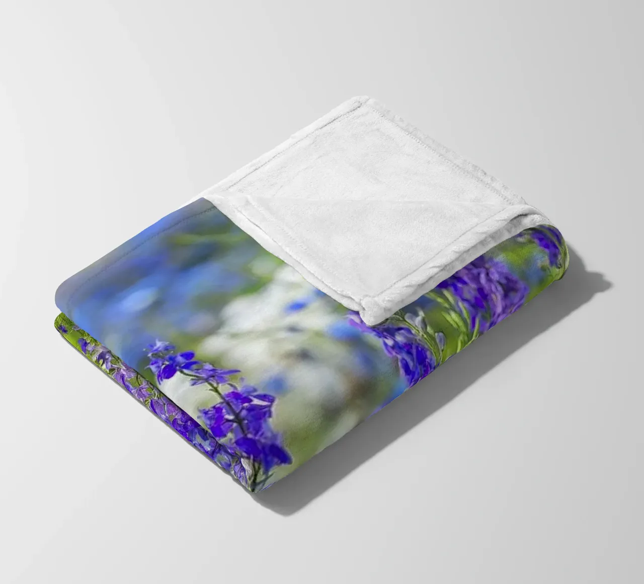 Un mare di serenità: Campo di delphinium viola coperta in pile da Curious Collections by Marielle Leenders
