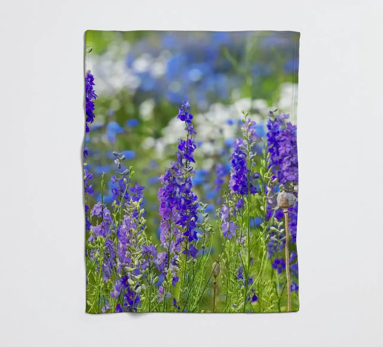 Un mare di serenità: Campo di delphinium viola coperta in pile da Curious Collections by Marielle Leenders