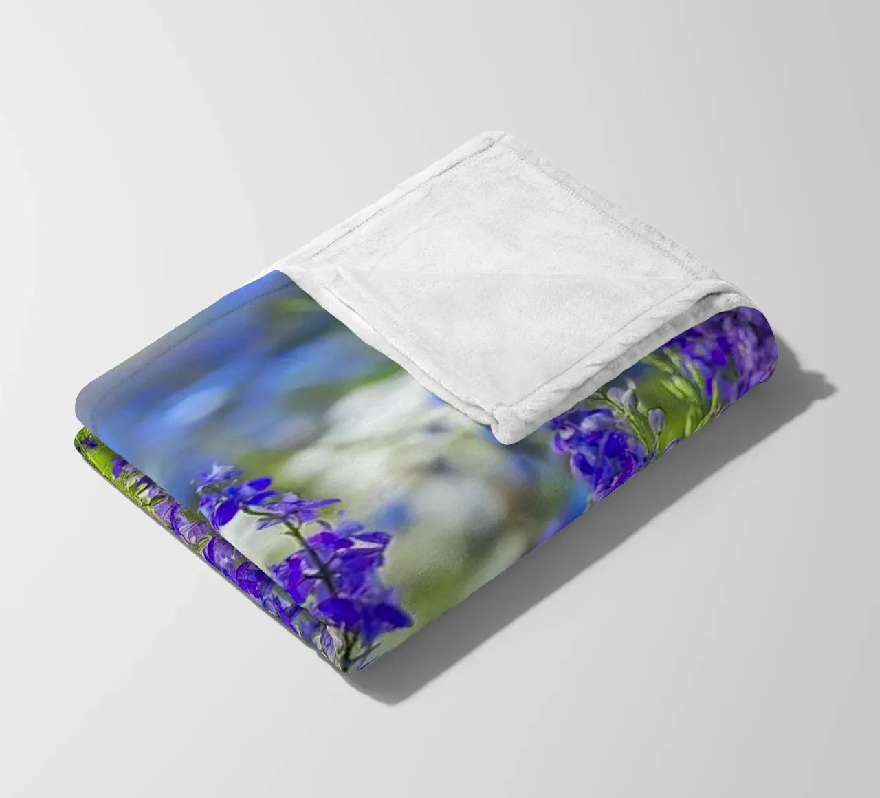 Un mare di serenità: Campo di delphinium viola coperta in pile da Curious Collections by Marielle Leenders