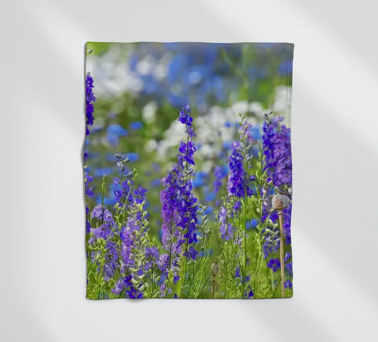 Un mare di serenità: Campo di delphinium viola coperta in pile da Curious Collections by Marielle Leenders