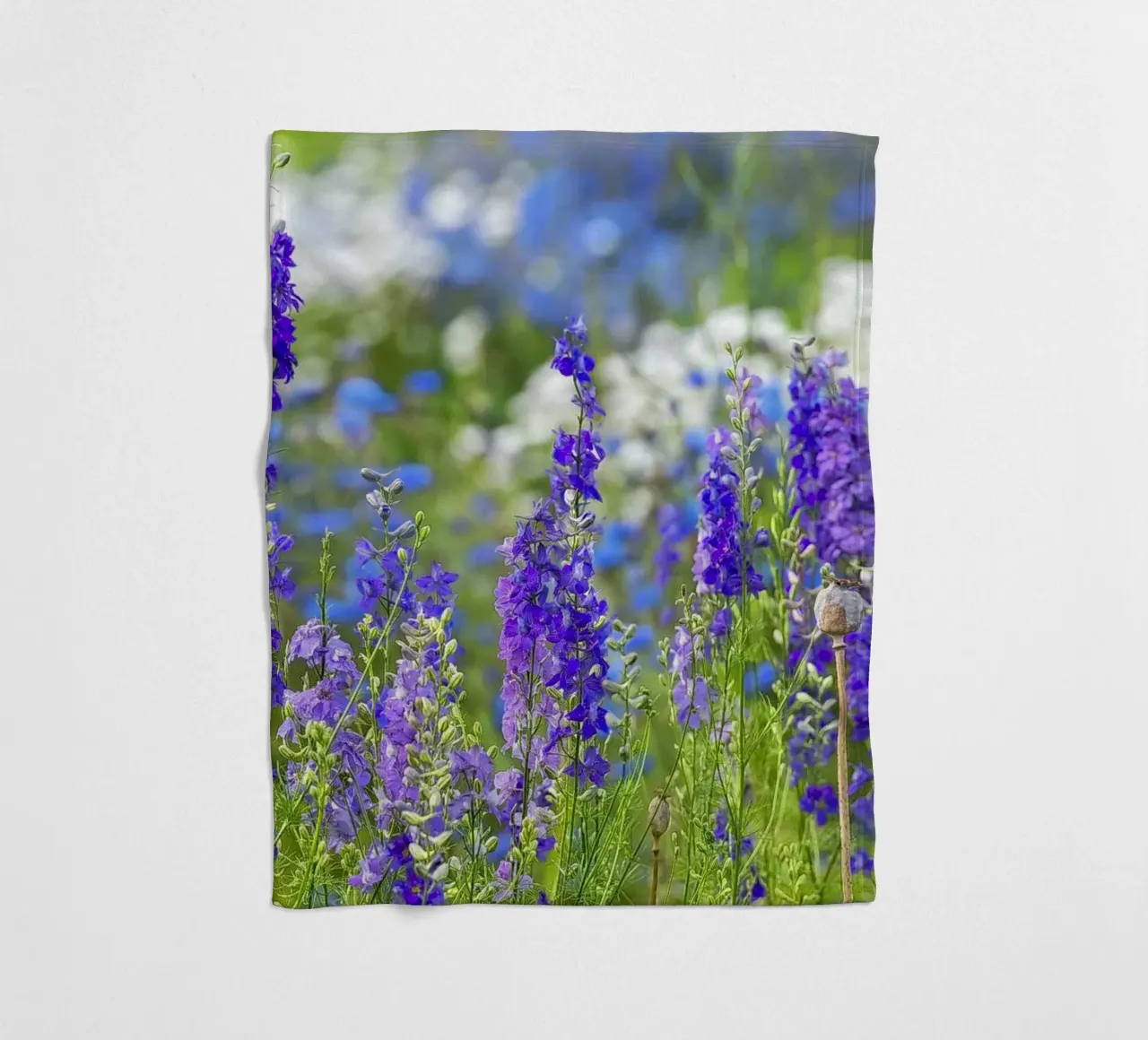 Un mare di serenità: Campo di delphinium viola coperta in pile da Curious Collections by Marielle Leenders