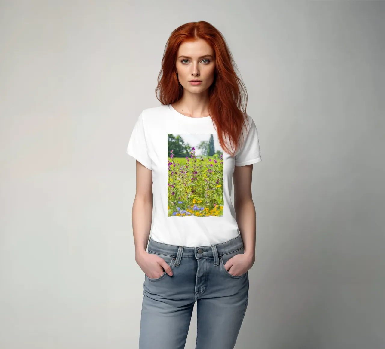 Un campo di bellezza: Fiori di Malva in fiore t-shirt da Curious Collections by Marielle Leenders