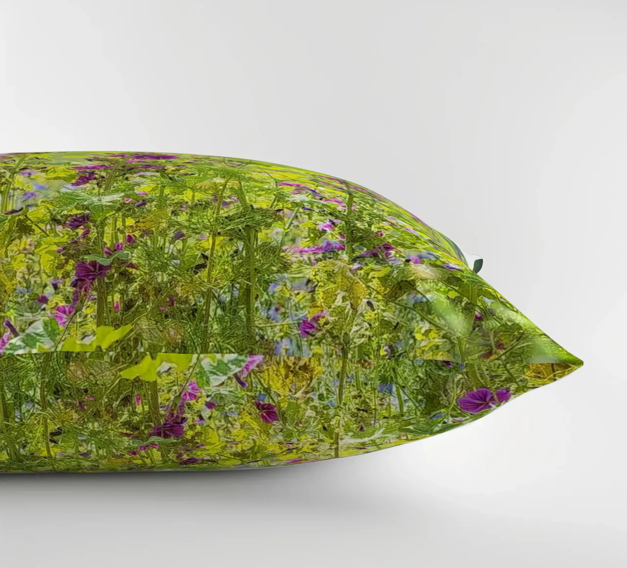 Un campo di bellezza: Fiori di Malva in fiore cuscino da Curious Collections by Marielle Leenders