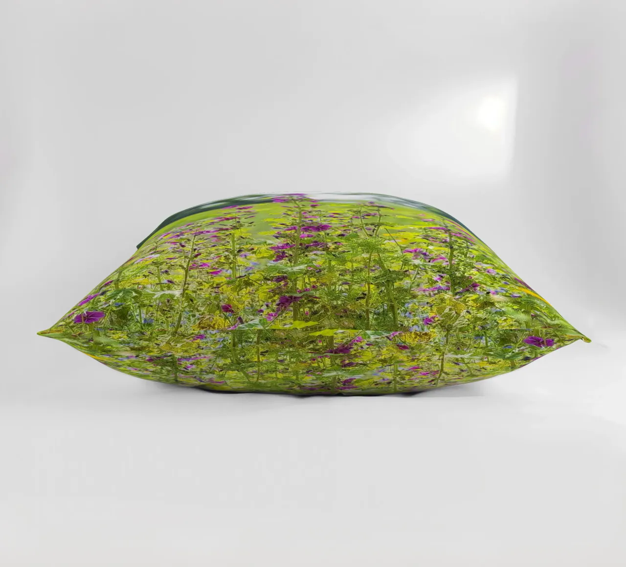 Un campo di bellezza: Fiori di Malva in fiore cuscino da Curious Collections by Marielle Leenders