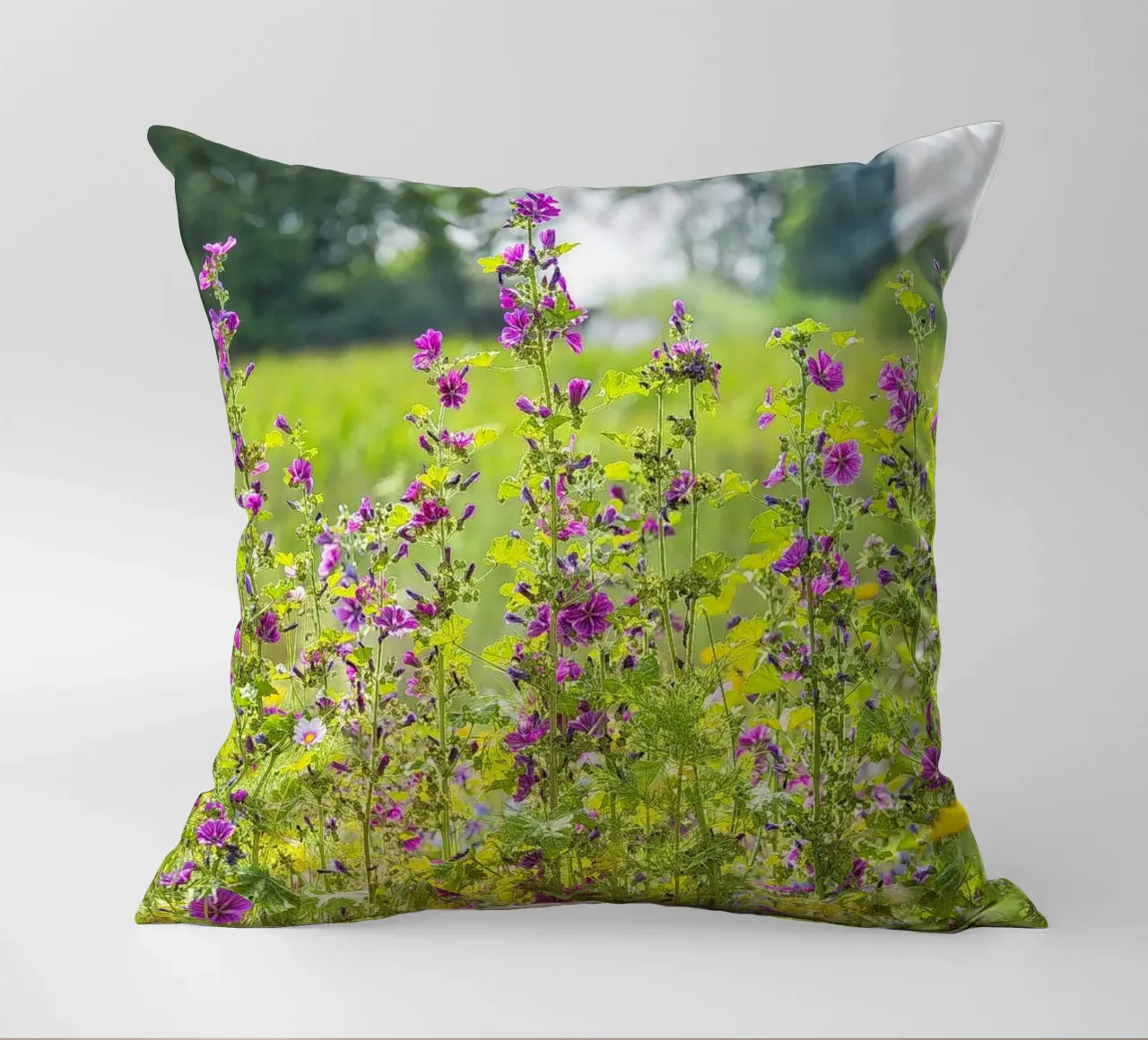 Un campo di bellezza: Fiori di Malva in fiore cuscino da Curious Collections by Marielle Leenders