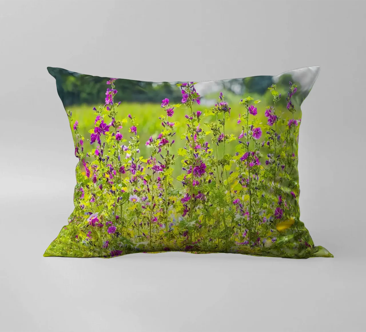 Un campo di bellezza: Fiori di Malva in fiore cuscino da Curious Collections by Marielle Leenders