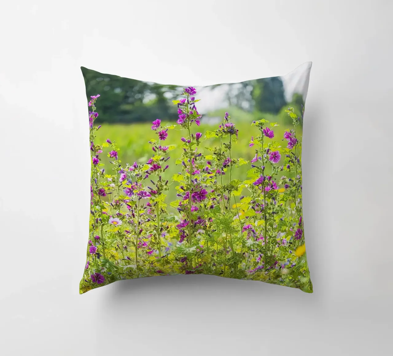 Un campo di bellezza: Fiori di Malva in fiore cuscino da Curious Collections by Marielle Leenders