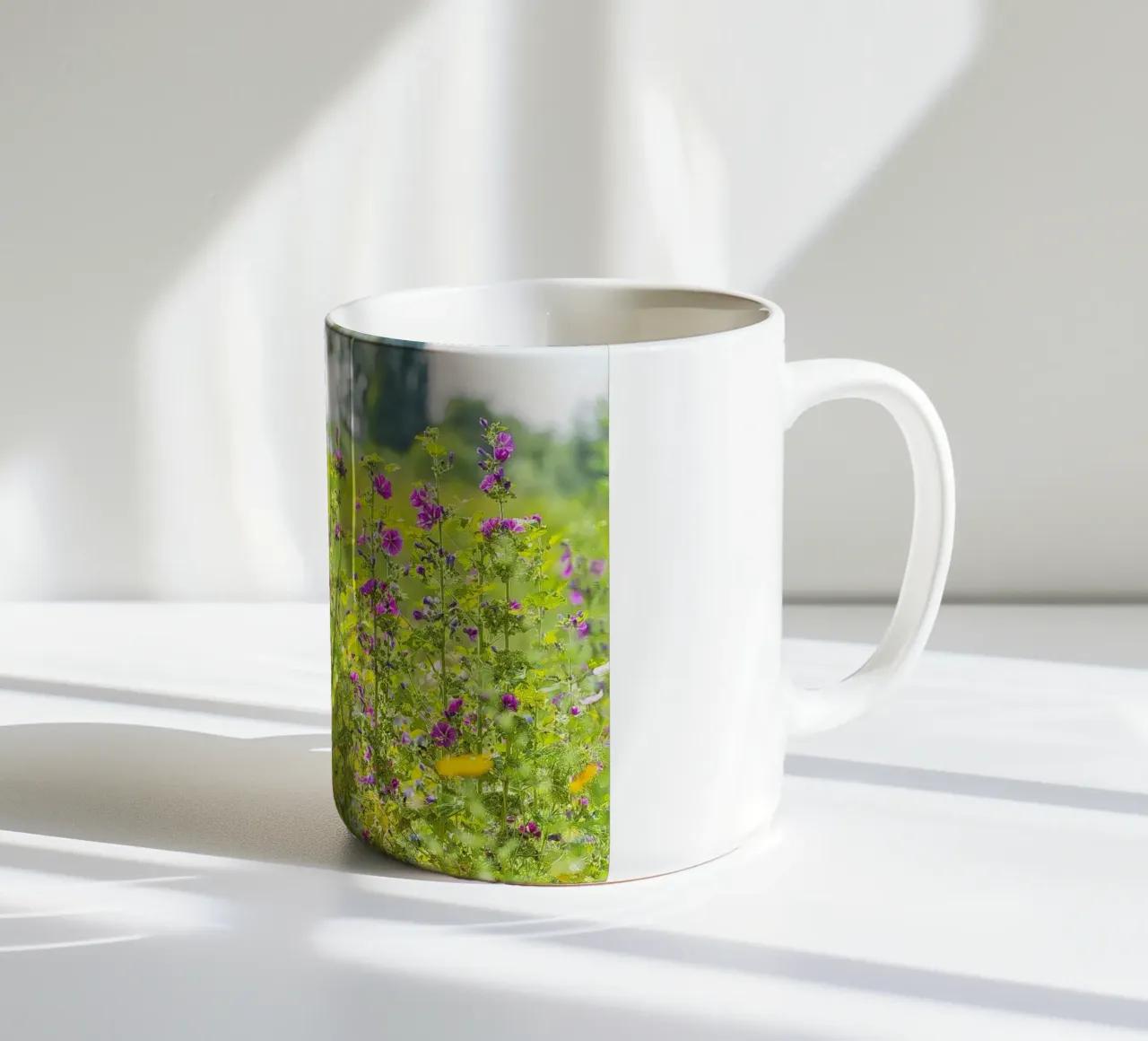 Un campo di bellezza: Fiori di Malva in fiore tazza in ceramica da Curious Collections by Marielle Leenders