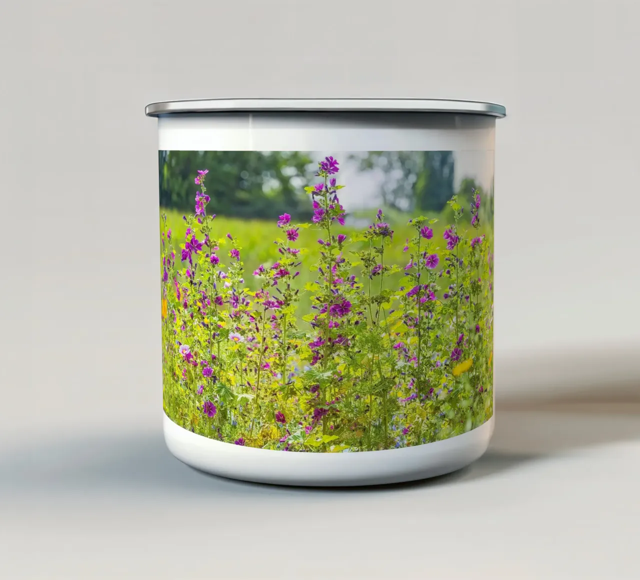 Un campo di bellezza: Fiori di Malva in fiore tazza in smalto da Curious Collections by Marielle Leenders