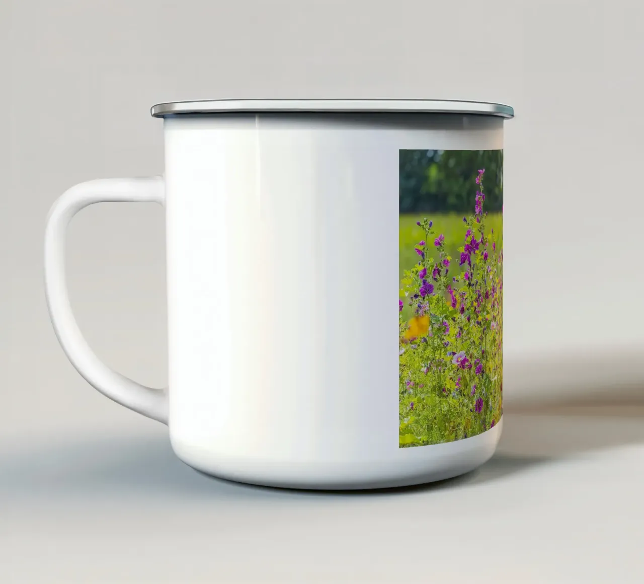 Un campo di bellezza: Fiori di Malva in fiore tazza in smalto da Curious Collections by Marielle Leenders