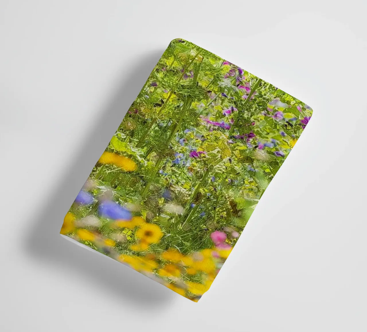 Un campo di bellezza: Fiori di Malva in fiore asciugamano da bagno da Curious Collections by Marielle Leenders