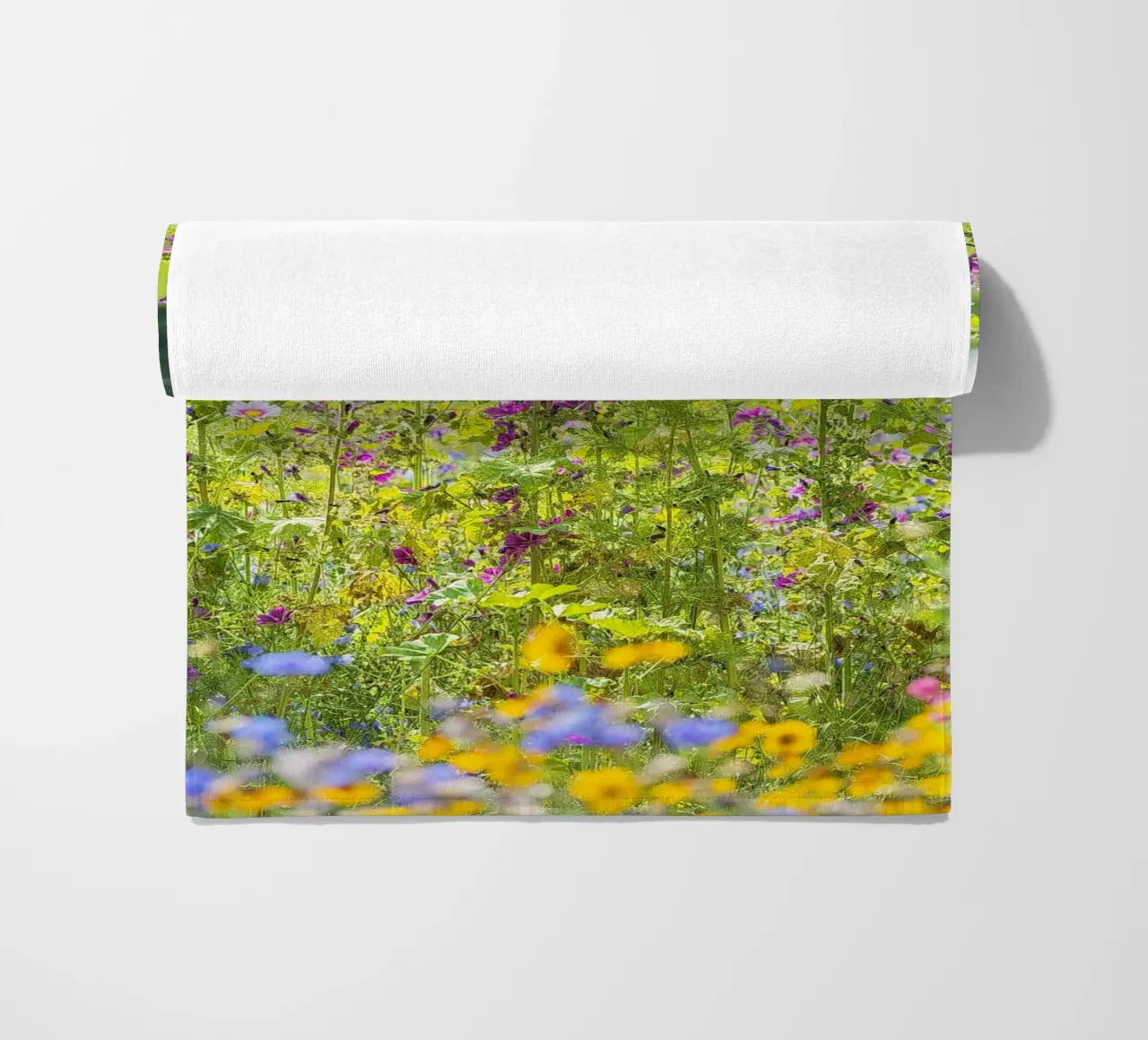 Un campo di bellezza: Fiori di Malva in fiore telo mare da Curious Collections by Marielle Leenders