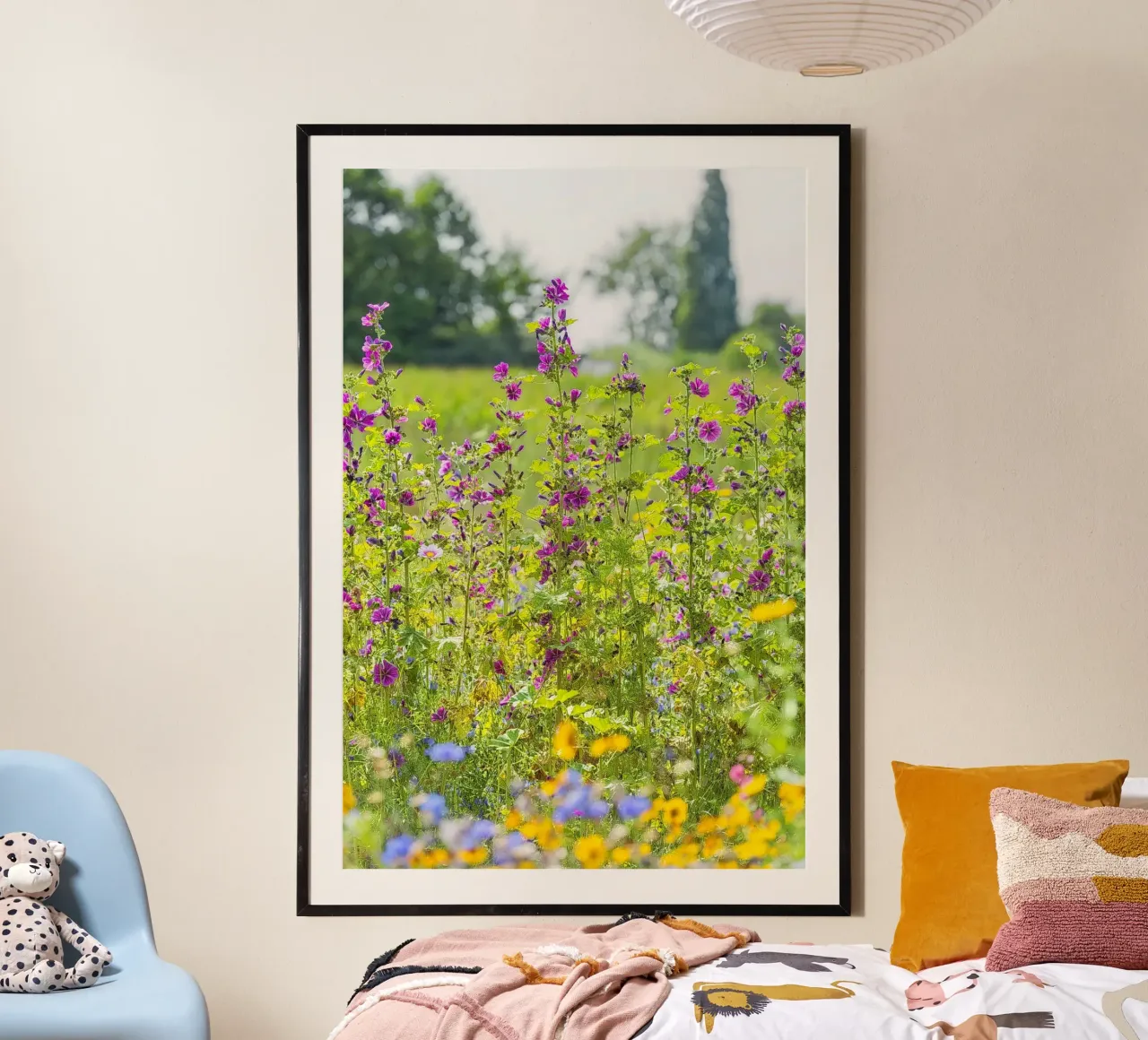 Un campo di bellezza: Fiori di Malva in fiore carta hahnemühle da Curious Collections by Marielle Leenders