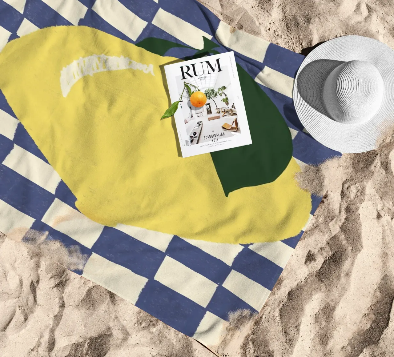 Zitrone auf Karomuster Strandtuch von Studio Dolci