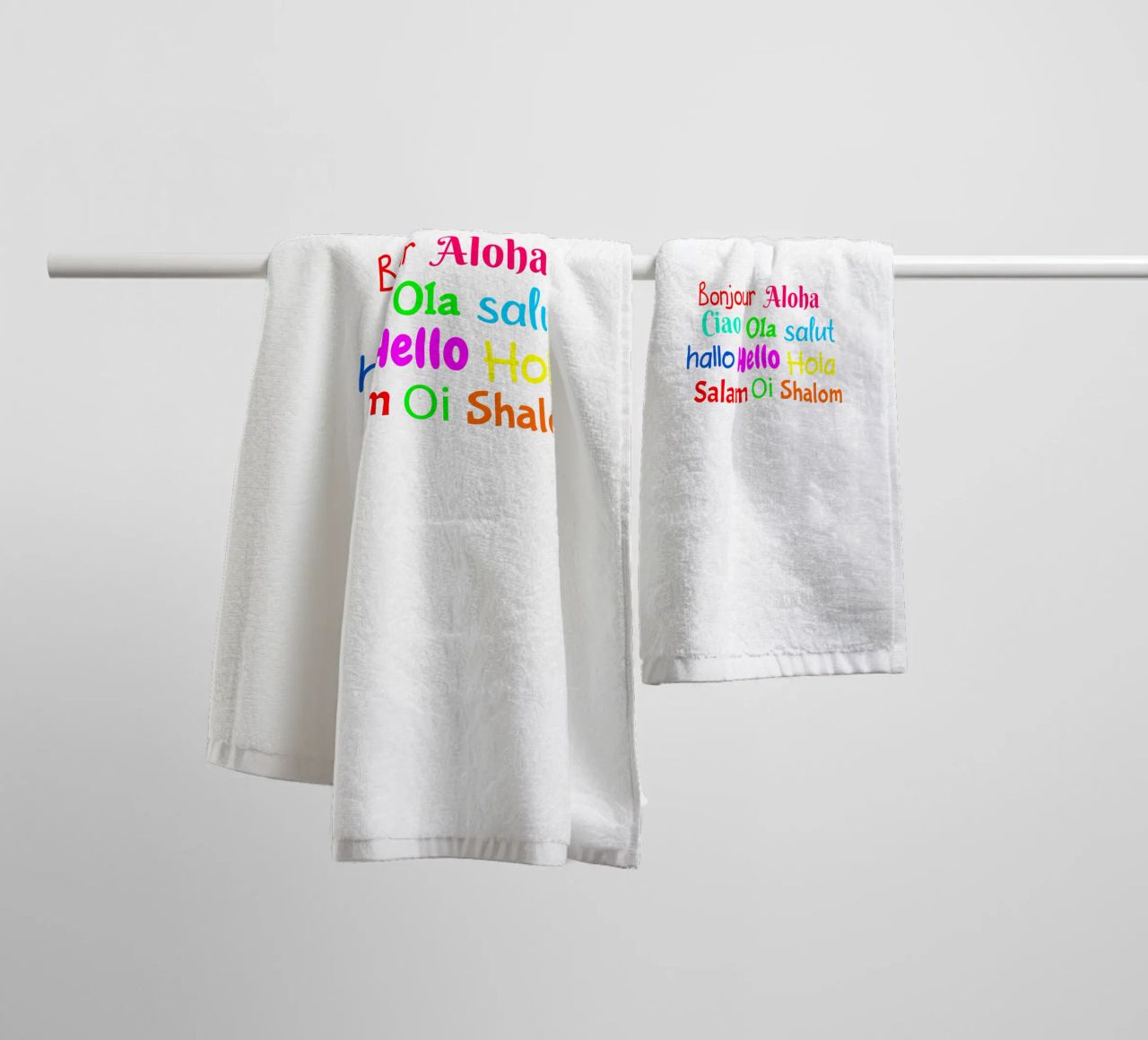 Hello in different languages serviette de bain de happieeagle