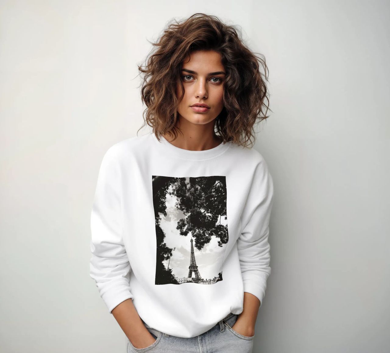 Eiffelturm im Verborgenen /Eiffel Tower in Hiding -  Paris Sweatshirt von Anja Hebrank Photography