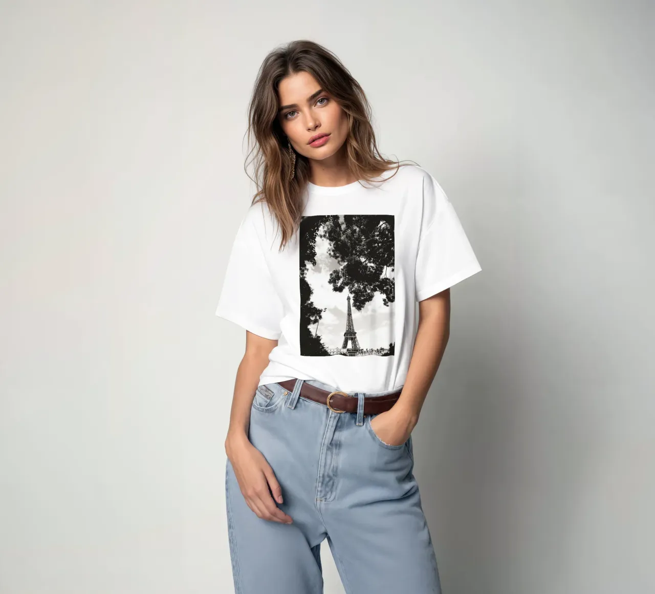 Eiffelturm im Verborgenen /Eiffel Tower in Hiding -  Paris T-Shirt von Anja Hebrank Photography