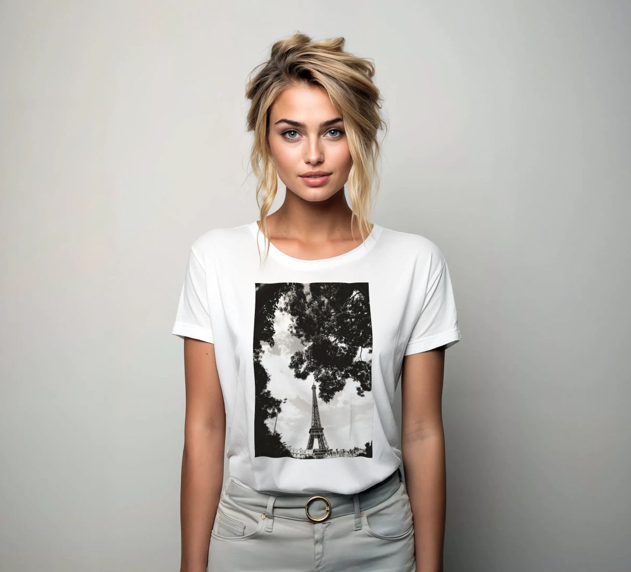 Eiffelturm im Verborgenen /Eiffel Tower in Hiding -  Paris t-shirt da donna da Anja Hebrank Photography