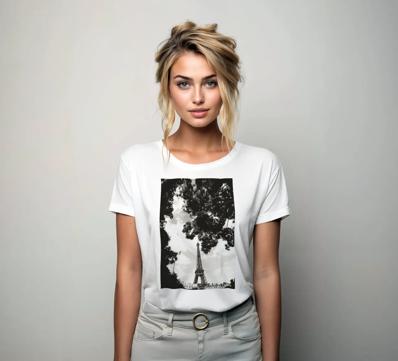 Eiffelturm im Verborgenen /Eiffel Tower in Hiding -  Paris camiseta de mujer de Anja Hebrank Photography