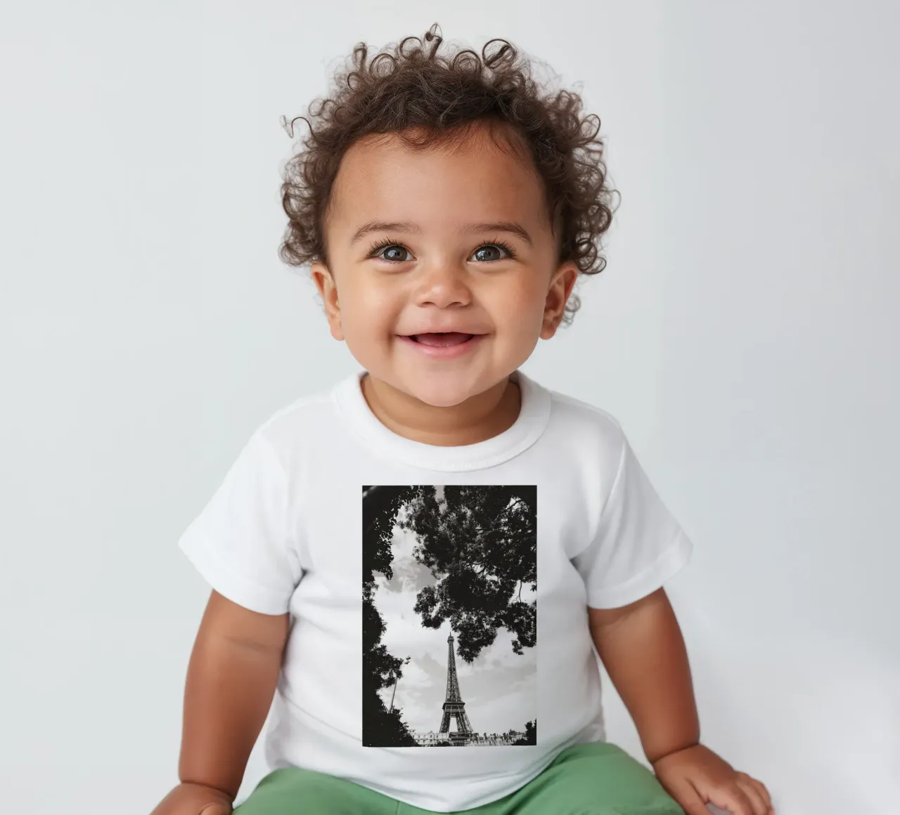 Eiffelturm im Verborgenen /Eiffel Tower in Hiding -  Paris Baby T-Shirt von Anja Hebrank Photography