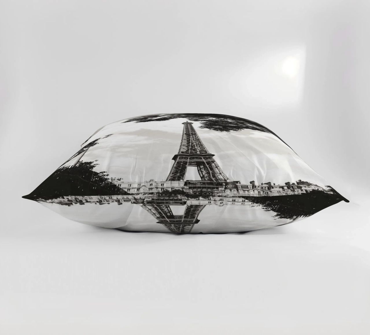 Eiffelturm im Verborgenen /Eiffel Tower in Hiding -  Paris cuscino da Anja Hebrank Photography