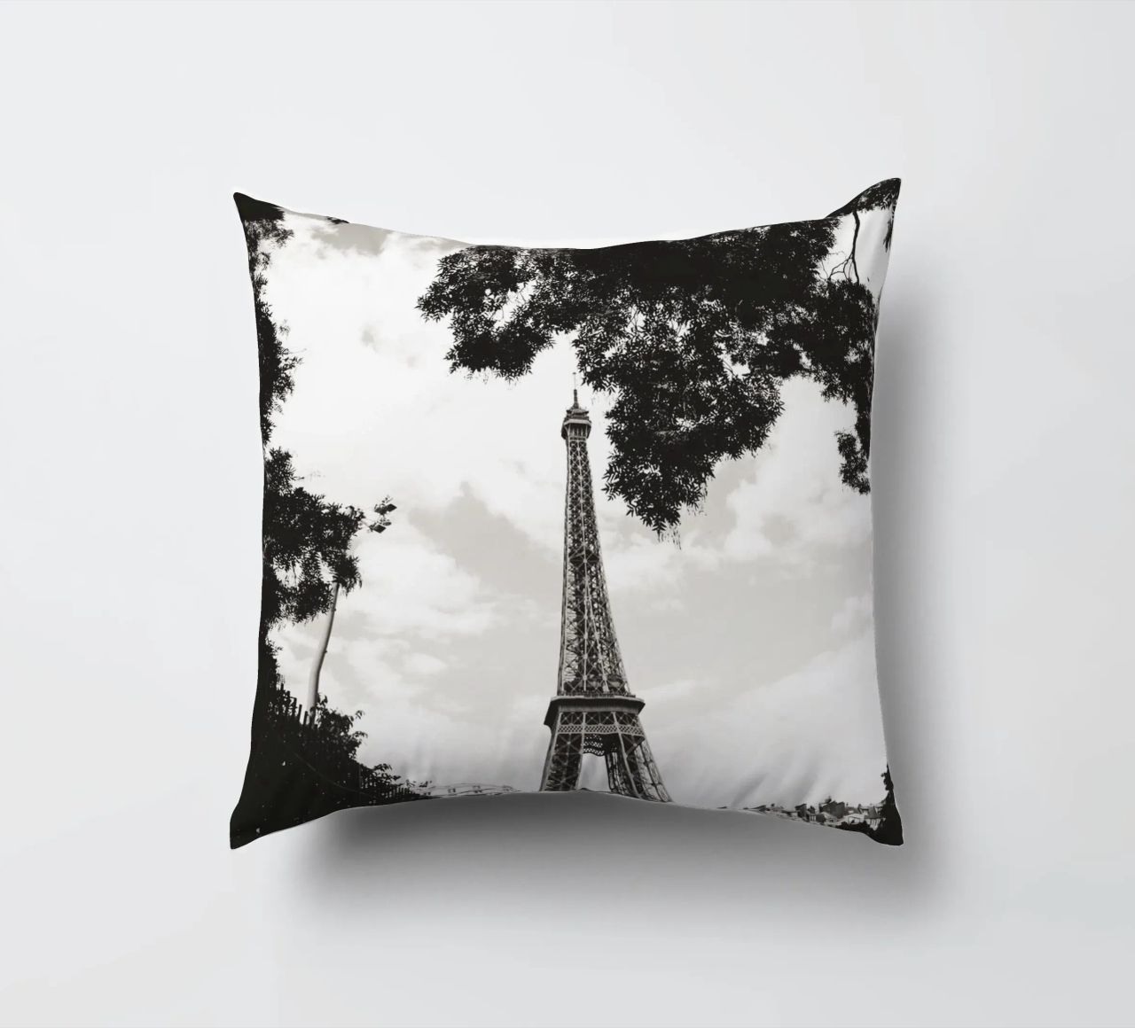 Eiffelturm im Verborgenen /Eiffel Tower in Hiding -  Paris cuscino da Anja Hebrank Photography