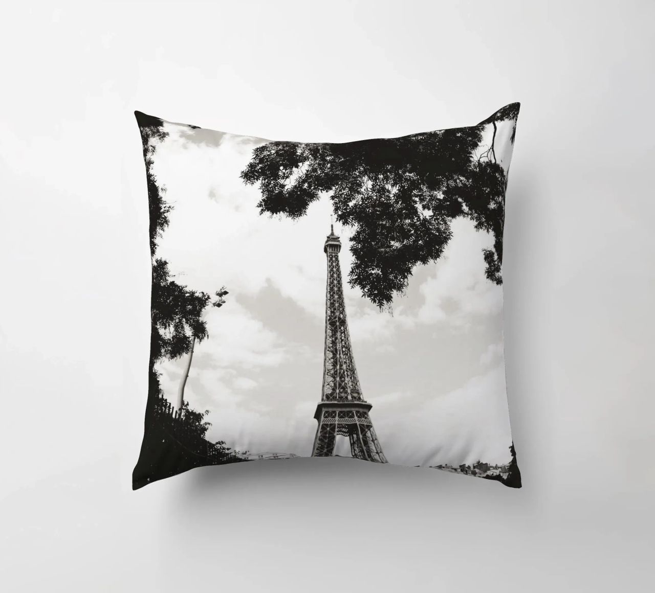 Eiffelturm im Verborgenen /Eiffel Tower in Hiding -  Paris cuscino da Anja Hebrank Photography