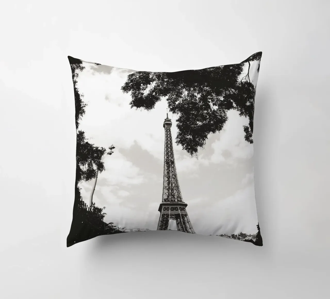Eiffelturm im Verborgenen /Eiffel Tower in Hiding -  Paris coussin de Anja Hebrank Photography