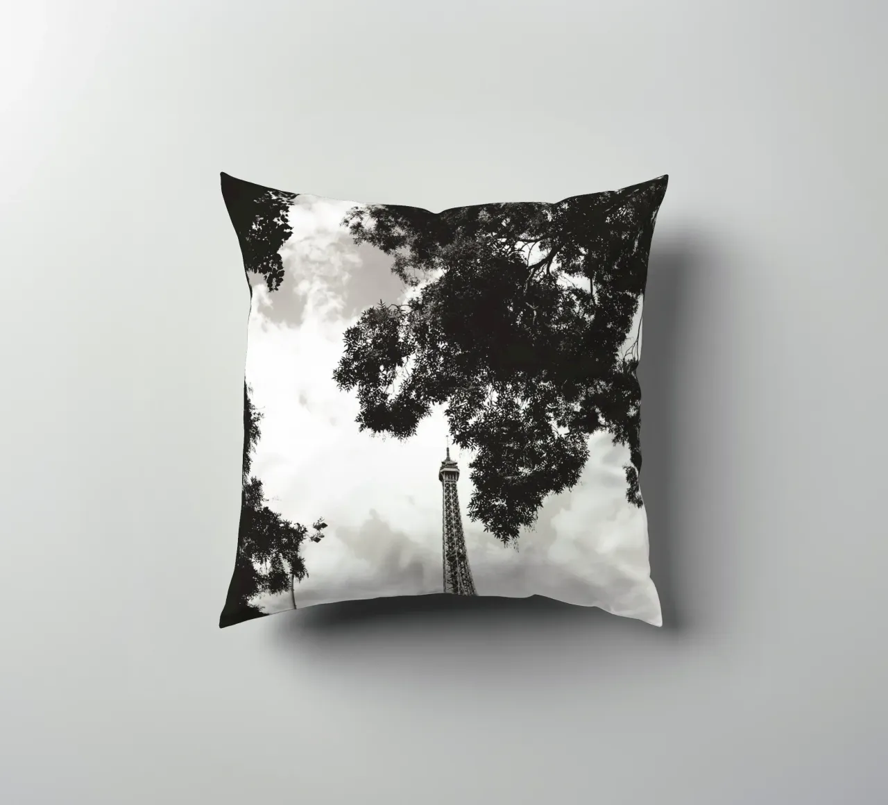 Eiffelturm im Verborgenen /Eiffel Tower in Hiding -  Paris coussin de Anja Hebrank Photography