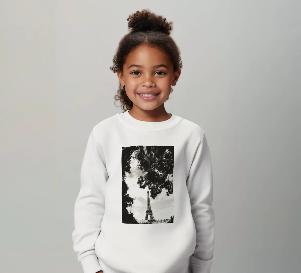 Eiffelturm im Verborgenen /Eiffel Tower in Hiding -  Paris Kinder Sweatshirt von Anja Hebrank Photography